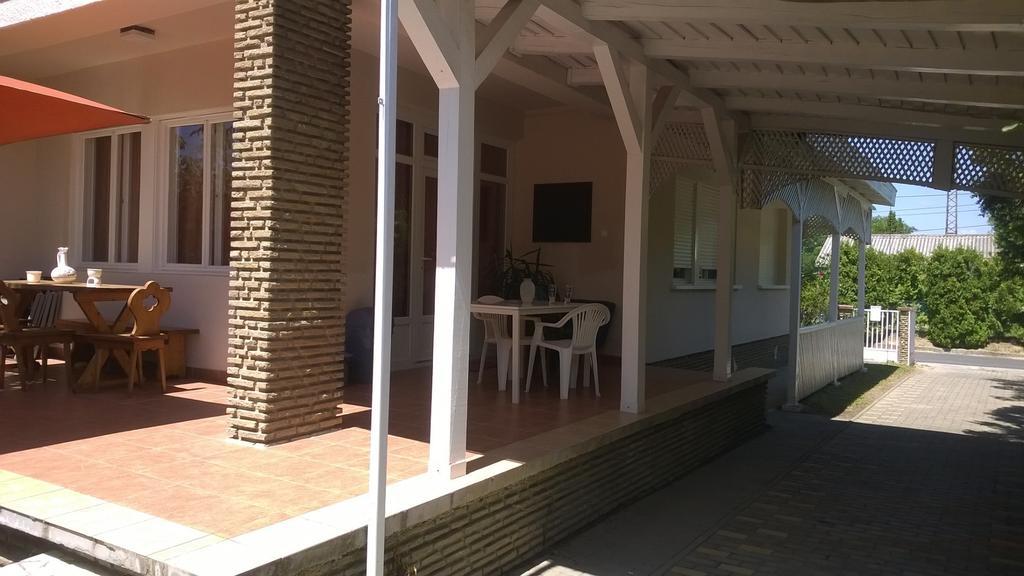 Eva Vendeghaz Villa Балатонлеле Екстериор снимка